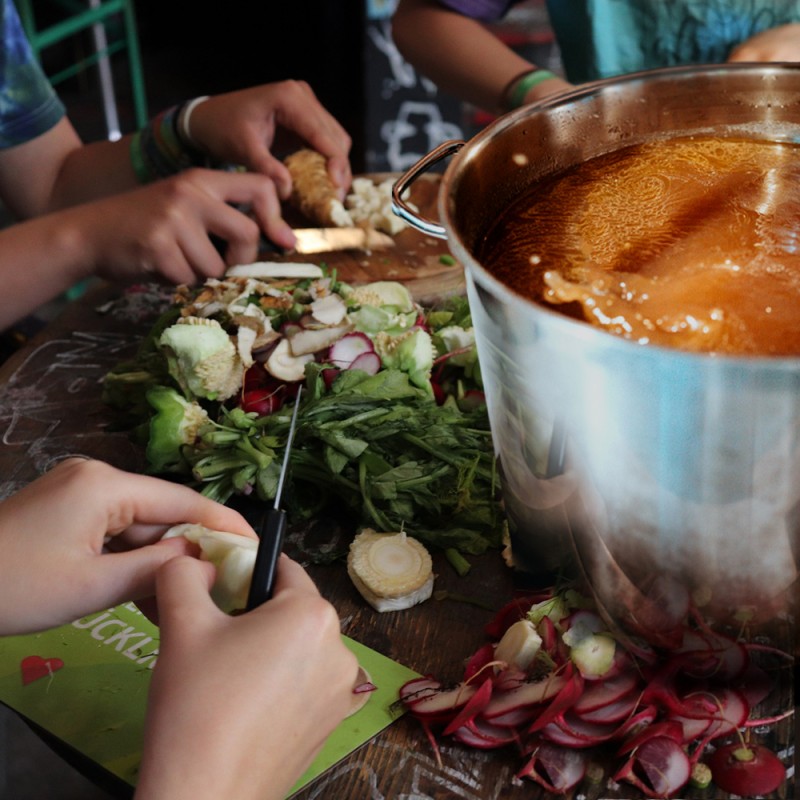 WIENWOCHE 2023: Mai Ling Soup bath. An image showing hands, cutting different vegetables, on the right side a saucer pan full with liquid. © Mai Ling